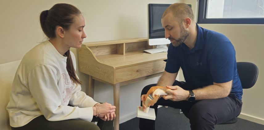 Runner on a trail near Ringwood experiencing knee pain — running injury guide from Adapt Sports Physiotherapy Chirnside Park